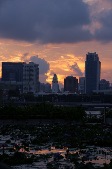 Sonnenuntergang hinter dem Colonial District in Singapur